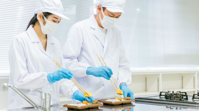 調理補助、仕込み、清掃の風景